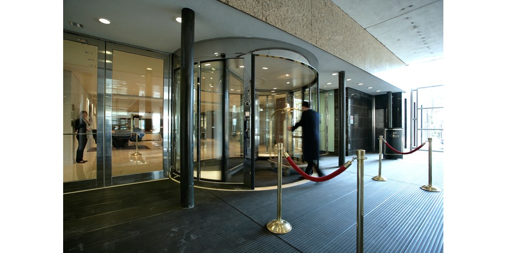 Two-wing ASSA ABLOY UniTurn revolving door